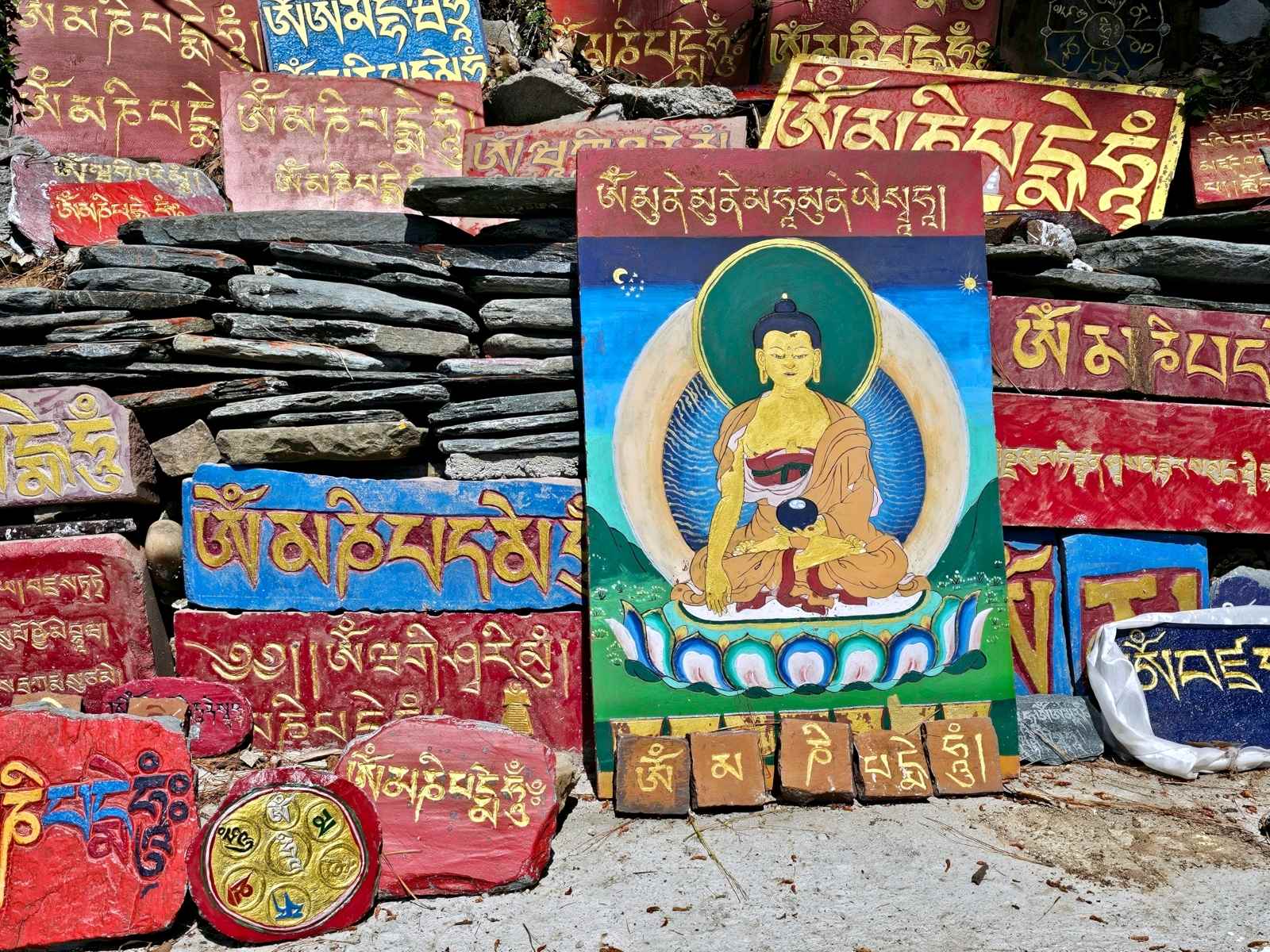 Mantry a buddhistické symboly v Ladaku Mantry a buddhistické symboly v Ladaku